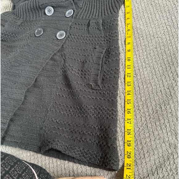 Beautiful grey double breasted warm cable knit wool blend sweater. - Picture 7 of 13